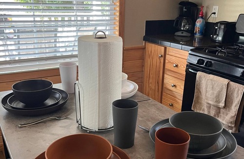 Hudson Bend Cabina | Tiny Home Getaway: Pool, Hot Tub & Peaceful Vibes