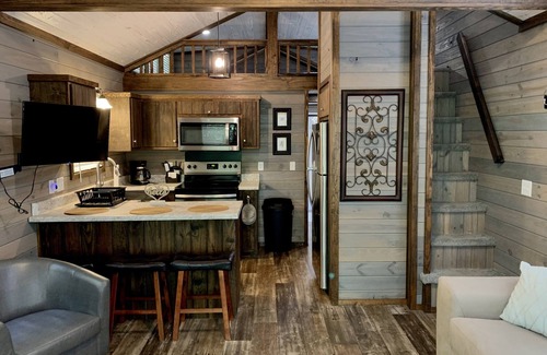 Blairsville Cabina | Tiny Home only 1 mile to Vogel State Park! Wandering Wood at the Reece Farm Vlg