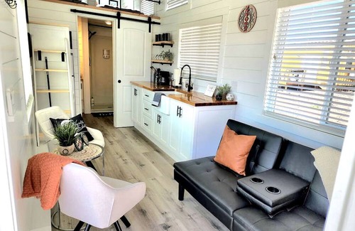Apple Valley Casa | Tiny Home Paradise: Private Deck & Hot Tub Getaway in Utah's Scenic Beauty