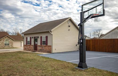 Waynesville Casa | Tiny Home With Hot Tub Near Ft Leonard Wood!