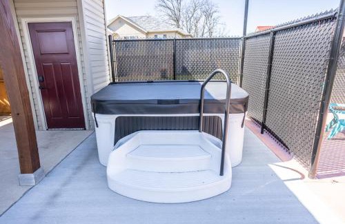 Waynesville Casa | Tiny Home With Hot Tub Near Ft Leonard Wood!