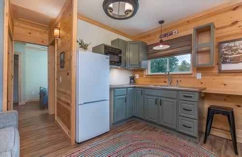 Hendersonville Cabina | TINY HOUSE IN MEADOW SETTING / HENDERSONVILLE / APPLE ORCHARD & WINERY AREA