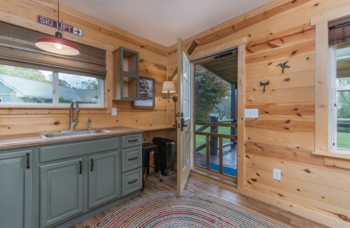 Hendersonville Cabina | TINY HOUSE IN MEADOW SETTING / HENDERSONVILLE / APPLE ORCHARD & WINERY AREA