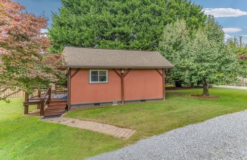 Hendersonville Cabina | TINY HOUSE IN MEADOW SETTING / HENDERSONVILLE / APPLE ORCHARD & WINERY AREA