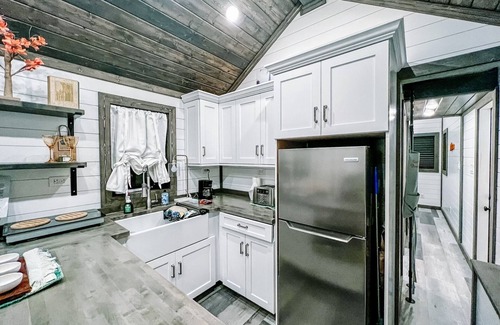 Green Hill Otro | Tiny house on Lake with AHMAZING view!