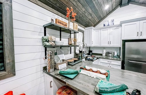 Green Hill Otro | Tiny house on Lake with AHMAZING view!