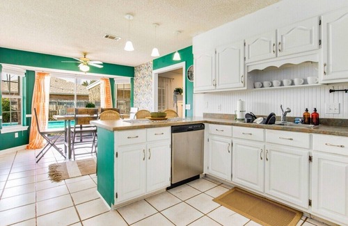 Gulf Breeze Casa | Tipsy Tiki Escape: Pool, Games & close to beach!