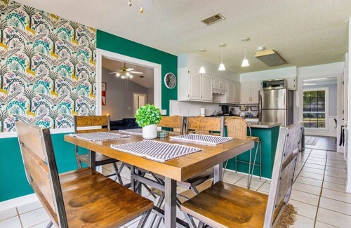 Gulf Breeze Casa | Tipsy Tiki Escape: Pool, Games & close to beach!