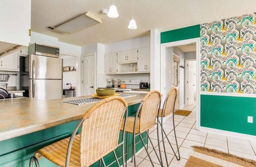 Gulf Breeze Casa | Tipsy Tiki Escape: Pool, Games & close to beach!