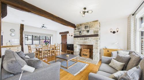 Ryde Casa | Tithe Barn a Stunning family home with panoramic views