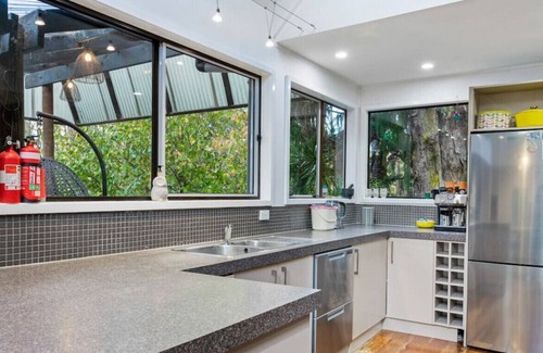Titirangi Casa | Titirangi Artistic Haven | Wifi & Native Trees