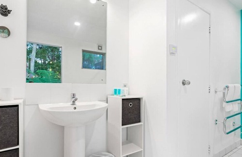 Titirangi Casa | Titirangi Artistic Haven | Wifi & Native Trees