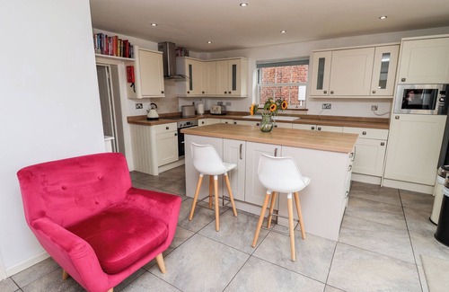 Clumber Park Cabaña | TIVOLI, pet friendly, character holiday cottage in Elkesley