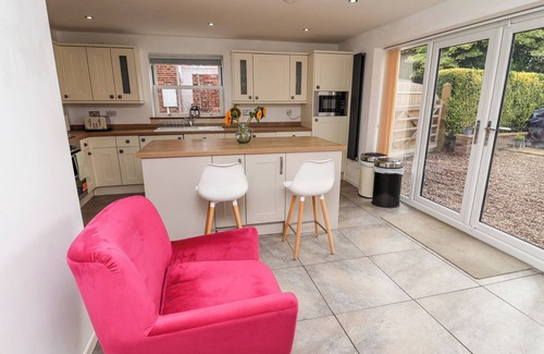 Clumber Park Cabaña | TIVOLI, pet friendly, character holiday cottage in Elkesley