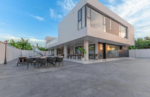 Na Kluea Villa | TML-6 bedrooms-independent swimming pool and Luxury KTV room and fitness area and pool table