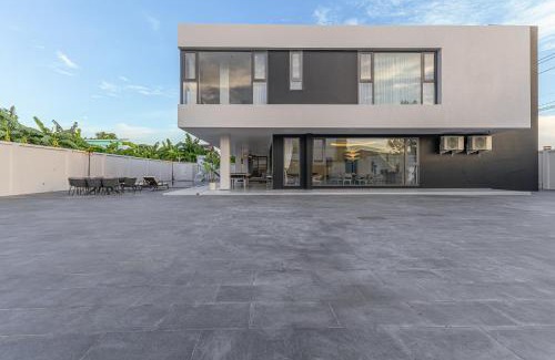 Na Kluea Villa | TML-6 bedrooms-independent swimming pool and Luxury KTV room and fitness area and pool table