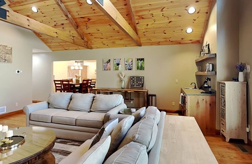 Blakeslee Casa | To The Point | Spacious Retreat + Hot Tub & Lake Access