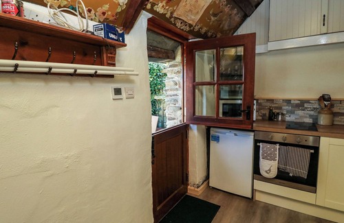 Totnes Cabaña | TOAD HALL COTTAGE, pet friendly, with open fire in Blackawton