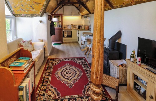 Totnes Cabaña | TOAD HALL COTTAGE, pet friendly, with open fire in Blackawton