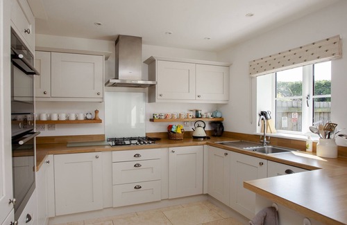 Dorchester Cabaña | TOKENHILL COTTAGE, pet friendly, with hot tub in Piddletrenthide
