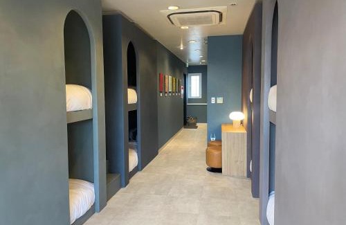 Hadano Apartamento | Tokyo Gallery Stay 駅1分で貸切 8人OKのアーティスト制作のベッド 桜を見下ろせる部屋 商店街で賑やか