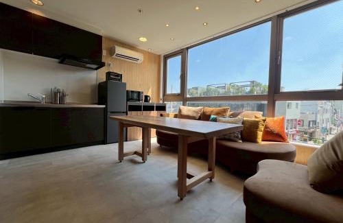 Hadano Apartamento | Tokyo Gallery Stay 駅1分で貸切 8人OKのアーティスト制作のベッド 桜を見下ろせる部屋 商店街で賑やか