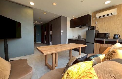 Hadano Apartamento | Tokyo Gallery Stay 駅1分で貸切 8人OKのアーティスト制作のベッド 桜を見下ろせる部屋 商店街で賑やか