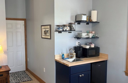 Put-in-Bay Apartamento | Toledo House Guest Suite A. Catering to couples. Great location downtown PIB.