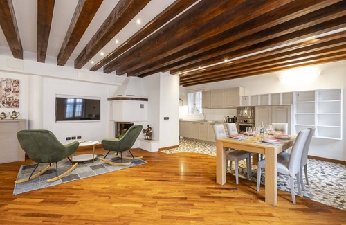 Dorsoduro Apartamento | Tolentini Terrace by Wonderful Italy