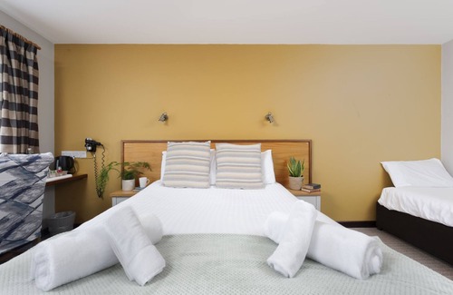 Redruth Hotel | Tolgus Family Room - 12 - A hotel room that sleeps 4 guests in 1 bedroom