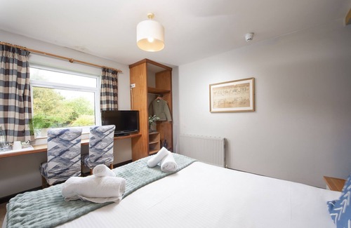 Redruth Hotel | Tolgus King Room - 1 - a hotel room that sleeps 2 guests in 1 bedroom