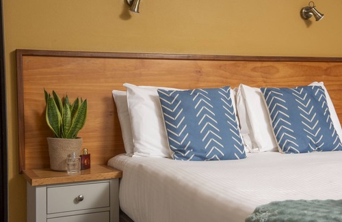 Redruth Hotel | Tolgus King Room - 1 - a hotel room that sleeps 2 guests in 1 bedroom