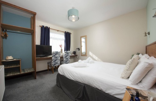 Redruth Hotel | Tolgus King Room - 18 - a hotel room that sleeps 2 guests in 1 bedroom