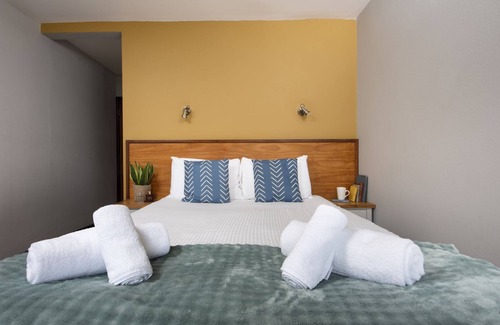 Redruth Hotel | Tolgus King Room, ensuite hotel room sleeping 2