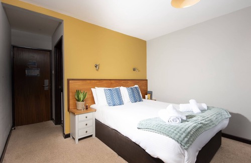 Redruth Hotel | Tolgus King Room, ensuite hotel room sleeping 2