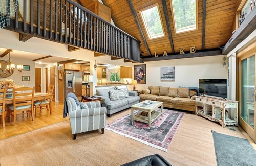Tolland Cabina | Tolland Cabin w/ Private Hot Tub & Grill!