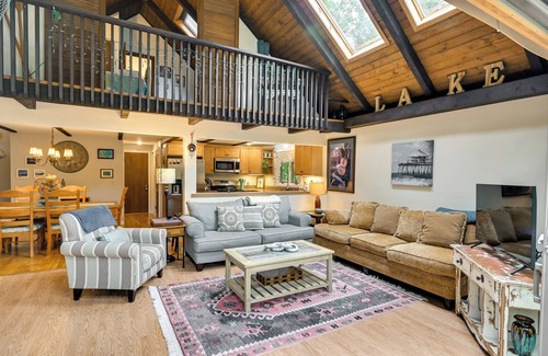 Tolland Cabina | Tolland Cabin w/ Private Hot Tub & Grill!