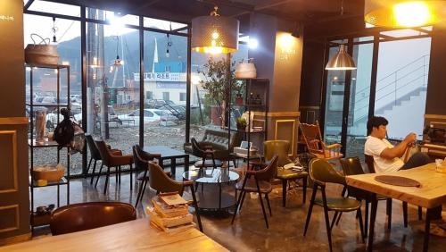 Iun Casa | Tongyeong Chorokbit Bada Pension