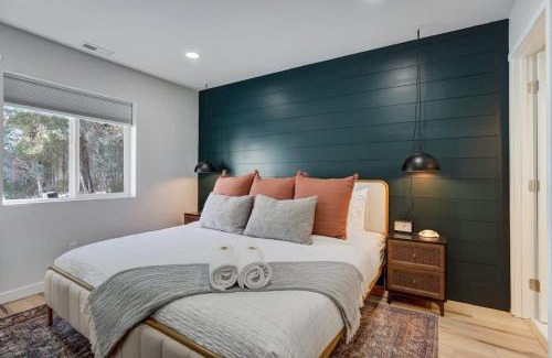 West Colorado Springs Casa | Tonka Heights Remodeled Oasis BBQ Hot Tub