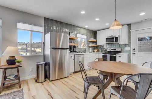 West Colorado Springs Casa | Tonka Heights Remodeled Oasis BBQ Hot Tub