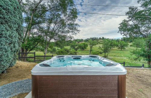 West Colorado Springs Casa | Tonka Heights Remodeled Oasis BBQ Hot Tub