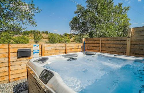 West Colorado Springs Casa | Tonka Valley - Chic Hot Tub BBQ Fire Pit
