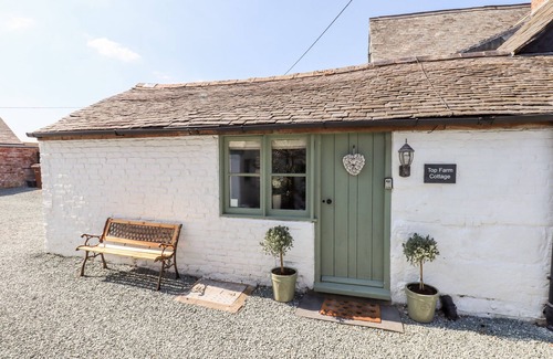 Felton Cabaña | TOP FARM COTTAGE, pet friendly, character holiday cottage in Knockin
