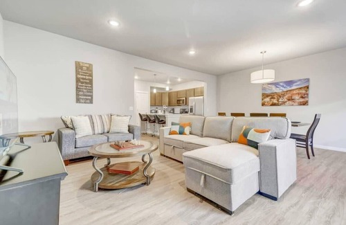 Stetson Hills Casa | Top Flight! Modern AC Fast WiFi Patio Garage