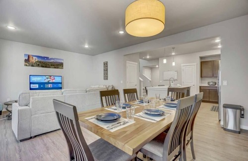 Stetson Hills Casa | Top Flight! Modern AC Fast WiFi Patio Garage