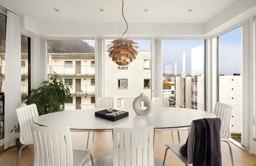 Sandviken Apartamento | Top-Floor Apartment with Balcony and Sea View