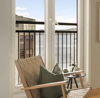 Sandviken Apartamento | Top-Floor Apartment with Balcony and Sea View
