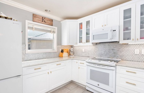 Dadeville Condominio | Top Floor at Sunset Point on Lake Martin!