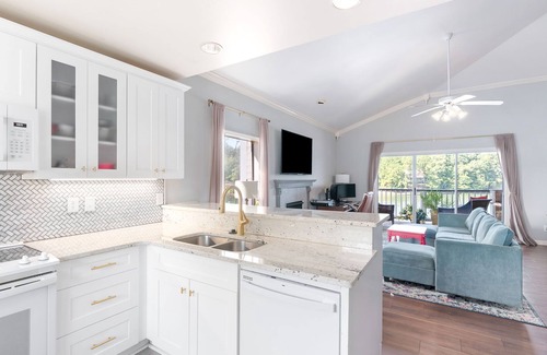 Dadeville Condominio | Top Floor at Sunset Point on Lake Martin!
