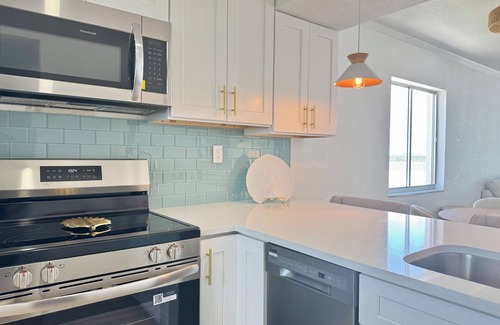 Laguna Shores Condominio | Top-Floor Beachfront Corner Condo Fully Renovated, Sleeps 6, Steps to Sand